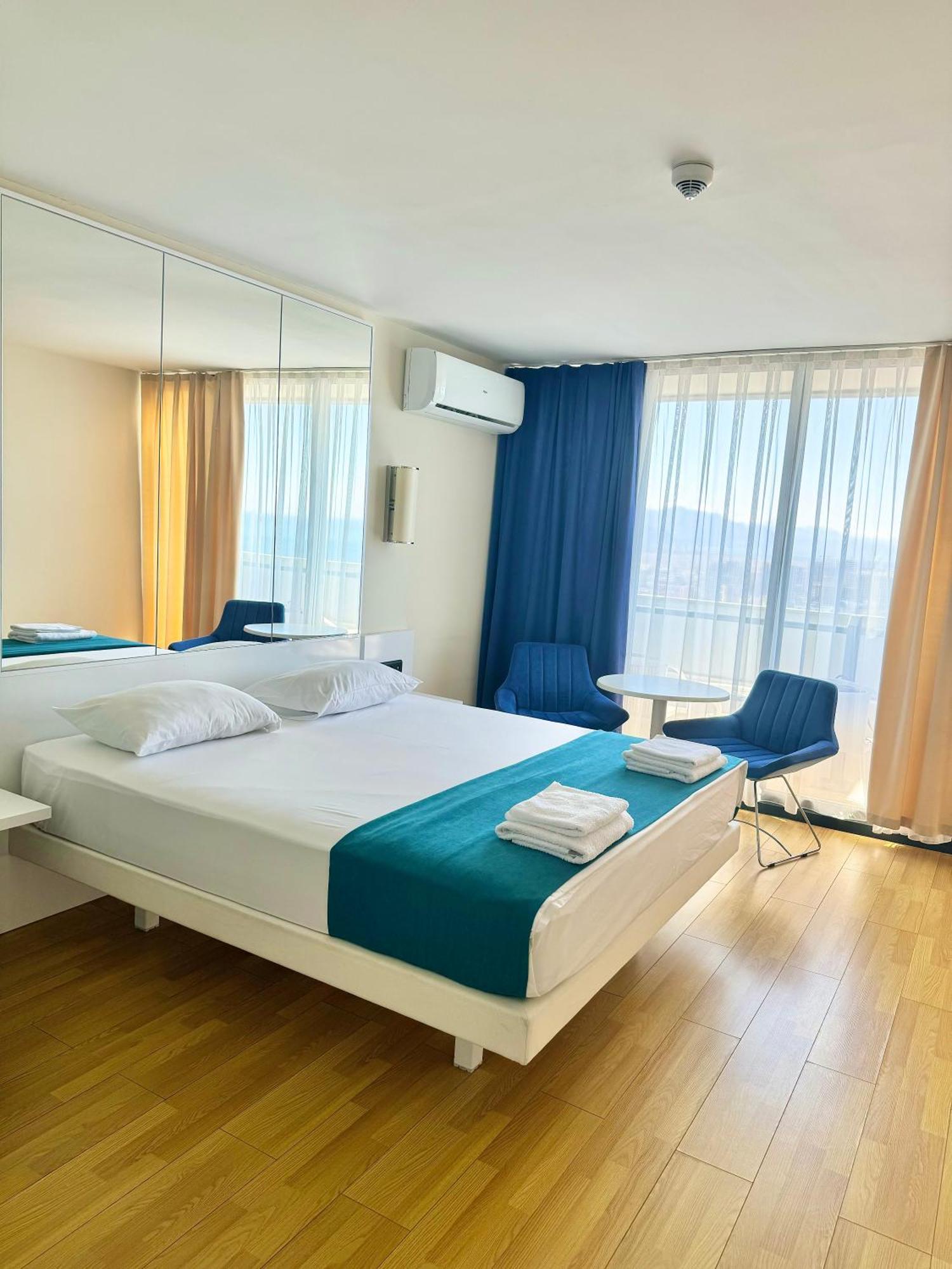 Lux Apartaments Batumi Exteriör bild