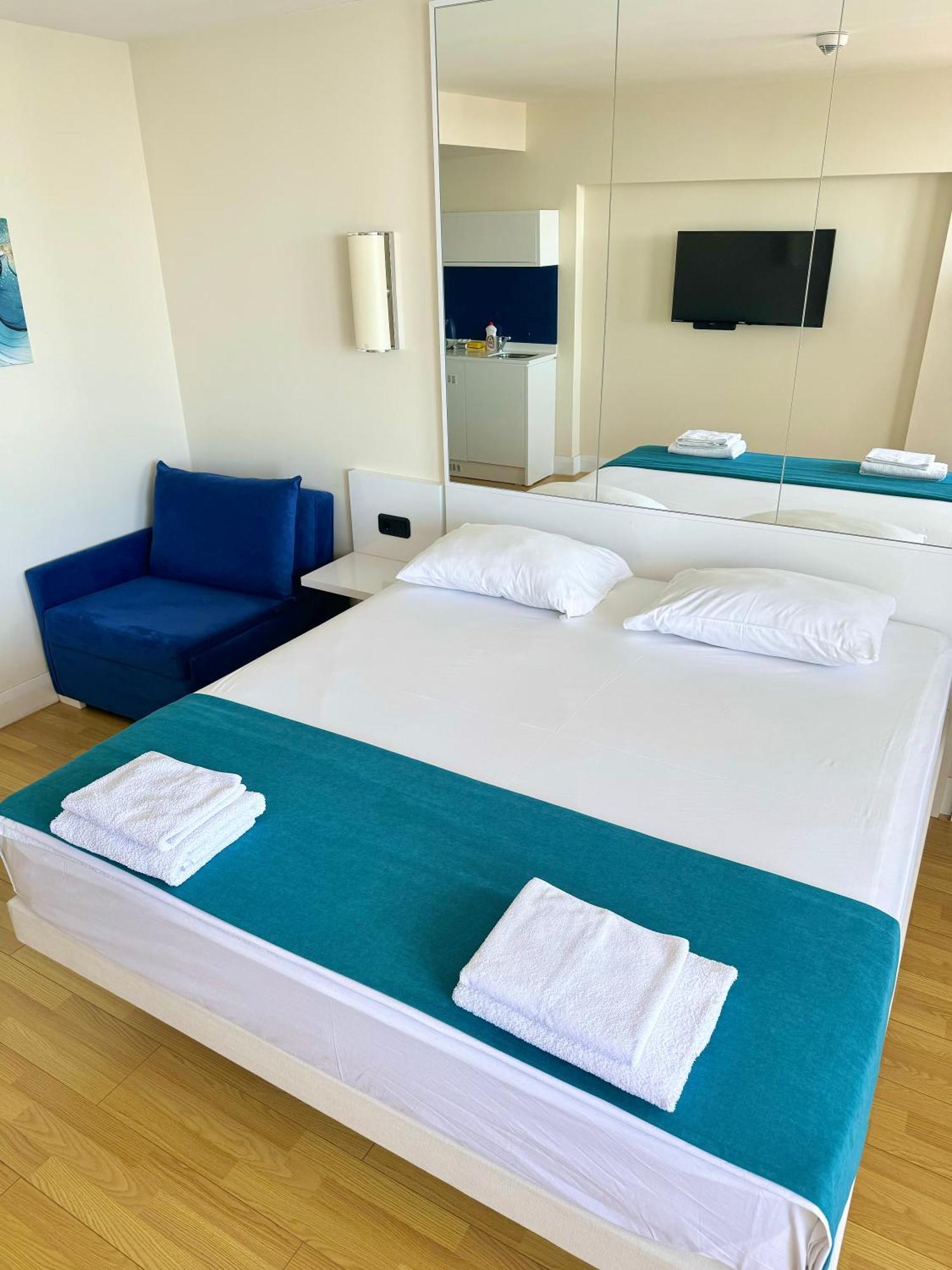 Lux Apartaments Batumi Exteriör bild