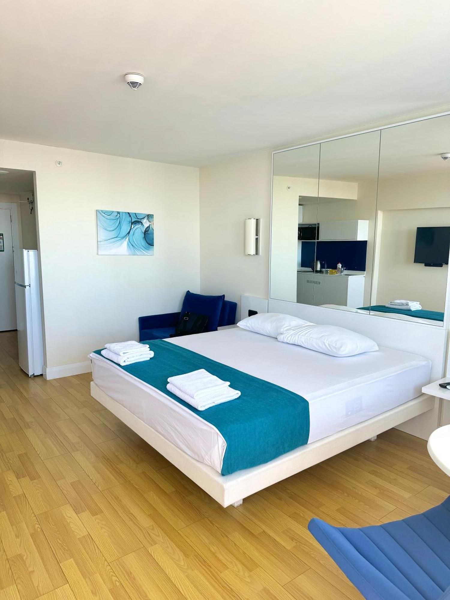 Lux Apartaments Batumi Exteriör bild